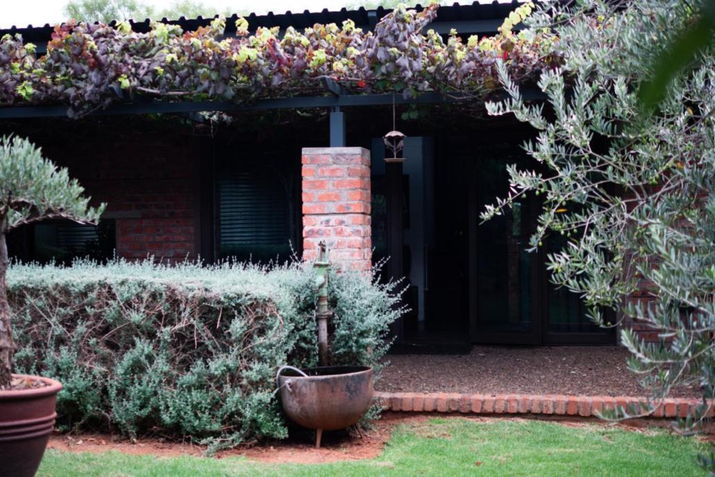Bed and Breakfast Liedjiesbos Urban Olive Farm Bloemfontein Esterno foto